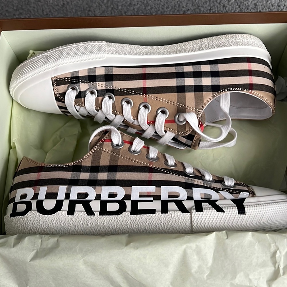Authentic Women’s Burberry Low Top Sneaker Size EUR 39